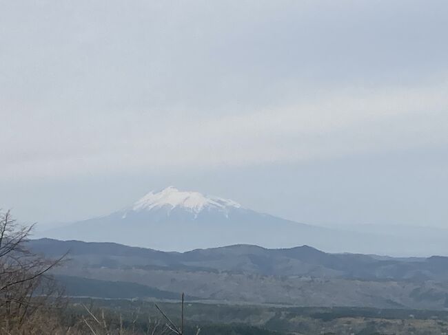 さて今日は昨年コロナ禍で行けなくなった念願の酸ヶ湯温泉へ行きます！<br /><br />天気予報では曇りのち雨だったのですが起きたら天気が良く青空も少し見えます。<br />ということで急遽八甲田ロープウェイ経由で酸ヶ湯温泉へ行くことになりました。<br /><br /><br />写真は八甲田ロープウェイ頂上駅から見た東北地方最高位の岩木山、1625m。