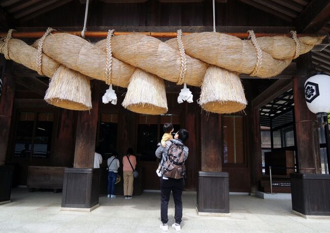 娘が「ひこうきへのりたい!」というのでぷらっと出雲へ日帰り旅。<br /><br />4月で3歳になる娘。<br />その前に乗っておこうと調べたところ、一人往復10,800円というお安いプランを発見し予約。(3歳未満無料)<br /><br />出雲大社にて娘の良縁を願い、何か心に残るアクティビティーを組み込むプランを思案。<br /><br />気軽にのんびりと過ごせ、お気に入りのお店も見つかり、また訪れたくなりました。<br /><br />ぷらっと出雲 日帰り旅 和菓子作り体験!<br />https://4travel.jp/travelogue/11690228<br /><br />ぷらっと出雲 日帰り旅 出雲大社のウサギと遊ぶ<br />https://4travel.jp/travelogue/11690845