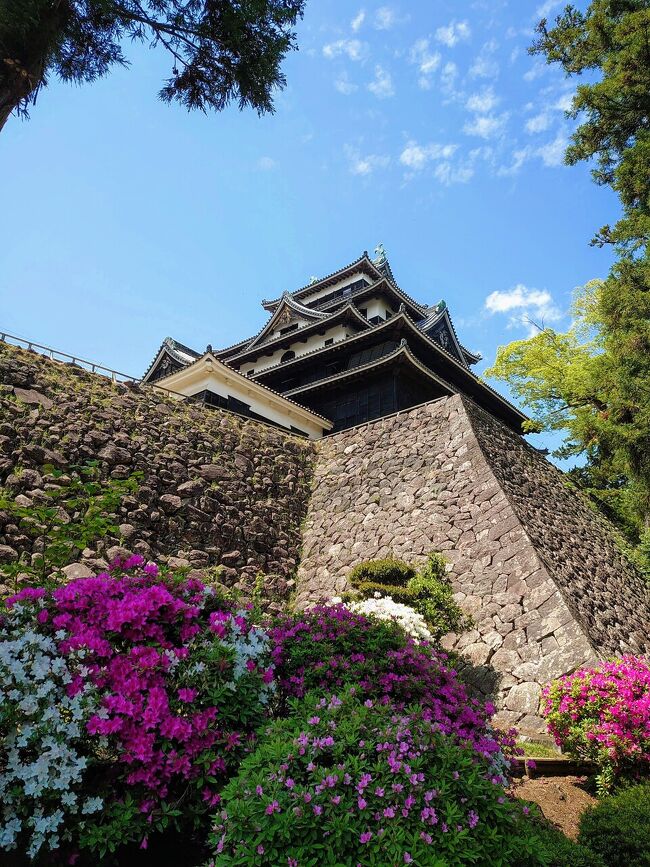 この山陰旅行は前年(2020年)の同時期に行く予定が、1回目の緊急事態宣言で断念…<br /><br />今年(2021年)もキャンセルすべきか悩みましたが、島根・鳥取とも初めてですし、感染防止対策の徹底を条件に、決行することと致しました(^^)<br /><br />当初の計画では、山陰にプラスして姫路市内1泊の『姫路城観光&YOASOBIして夜に食べる』予定でしたが、それは諦めました(TдT)<br /><br /><br /><br />なお、今回は出発前から旅行記作成を意識していたので、今までなら完璧スルーしていた画も結構撮りました(*´∀`*)<br /><br />旅行雑誌に載ってる情報ばかりかもですが、少しでも参考になれば幸いです(*´∀`*)<br /><br /><br /><br /><br /><br />1日目は、境港、松江城、足立美術館を観光して、玉造温泉で宿泊です(^^)<br /><br /><br /><br /><br />