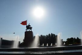 カザフスタン・キルギス８日間の旅（10）ビシュケク市内　マナス王像