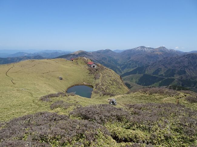 GWは天気の良さそうだった2日間で四国の山旅。徳島・高知県境の三嶺(みうね。標高1893m)と香川県の大麻山(おおさやま。標高616m)、飯野山(讃岐富士。標高422m)に登ってきました。<br /><br /><旅程><br />【1日目(5/3月)】<br /> 岡山5:27→6:11坂出6:18→大歩危7:23(JR快速マリンライナー+特急しまんと)<br /> 道の駅大歩危8:53→10:06久保10:08→名頃10:33(四国交通+三好市営バス)<br /> 名頃バス停10:37-12:16三嶺12:21-13:01西熊山13:02-13:49天狗塚13:57-14:49天狗峠登山口-15:38天狗塚登山口-15:47久保バス停(徒歩)<br /> 久保16:44→大歩危駅前17:59(四国交通)※当初予定<br /> 大歩危18:06→高松19:25(特急しまんと)<br />【2日目(5/4火)】<br /> 高松築港6:00→琴電琴平7:02(琴電琴平線)<br /> 琴電琴平駅7:07-7:30金刀比羅宮本宮7:31-7:56金刀比羅宮奥社7:57-8:29大麻山-8:34大麻山園地8:37-9:38善通寺9:41-10:04善通寺駅(徒歩)<br /> 善通寺10:18→丸亀10:34(JR)<br /> 飯野町登山口11:22-11:57飯野山12:20-12:40飯野町登山口(徒歩)<br /> 丸亀14:08→14:15坂出14:24→児島14:39(JR)<br /> 児島駅14:50→14:56野崎家旧宅前/大正橋15:25→倉敷芸文館東16:04(下電バス)<br /> 倉敷17:03→17:22岡山17:37→名古屋19:13(JR山陽本線+新幹線)