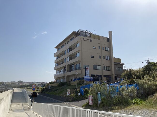 海が見たかった。<br />この春、何やかんやで心身共に気忙しく、でもまだまだコロナ対策で自由に出かけられない毎日で、少々参っていたのかもしれない。<br /><br />無性に海が見たくなって、海の潮騒の音が聞きたくて、海沿いの、海が見られて潮騒を聞きながら眠れるお宿を探した。<br /><br />そんな訳で。<br />ひたち湯海の宿はぎ屋、というお宿に予約を入れた。<br />海が見えるお部屋には半露天風呂がついていた。<br />大浴場は温泉ではない。<br />でも海水や海藻を利用したお湯は昔から湯治にも使われていたそう。<br /><br />近くには古からの神社も多く、お部屋のインフォメーションにもパワースポットの案内が。<br /><br />大浴場や部屋のお風呂に入りながら海を見ていて。<br />夜中、月に照らされている海を見て。<br />このお宿は禊ぎのお宿なのかもしれない、とそう思った。<br /><br />今回のその1は、お宿にたどり着くまでの休憩&お散歩の様子。