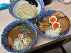 埼玉屈指の有名店｢狼煙｣−２　大宮店で濃厚つけ麺（＋特製トッピング）を啜る