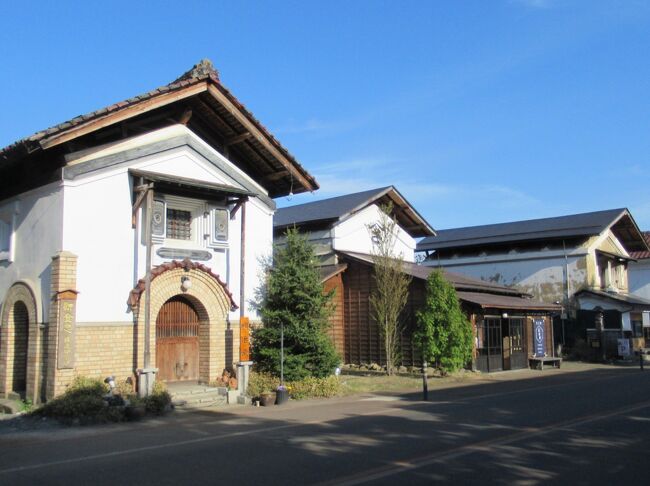 午前中、満開のしだれ桜を喜多方駅近くの桜並木起点から　旧「会津村松駅」跡まで徒歩で南→北に縦断しました。<br />その足でさらに北上し「ほまれ酒造　雲嶺庵」まで行ったのですが、見事に定休日　(-&quot;-)<br />市中に帰る途次「旧甲斐家蔵住宅」をはじめ、「ふれあい通り」という喜多方の蔵が点在する通りを通って来ました。<br /><br />「雲嶺庵」が定休日で初日に行けなかったので、２日目午前中に再度行くことに予定変更。<br />それに伴い、２日目に予定していた市街東部の「おたづき蔵通り」も「ふれあい通り」に引き続き初日に行ってしまうことにしました。<br /><br />この日の総歩数は34,447歩。歩行距離25㎞の喜多方散策となりました。<br />気ままな一人旅だからこそ出来る強行軍です。