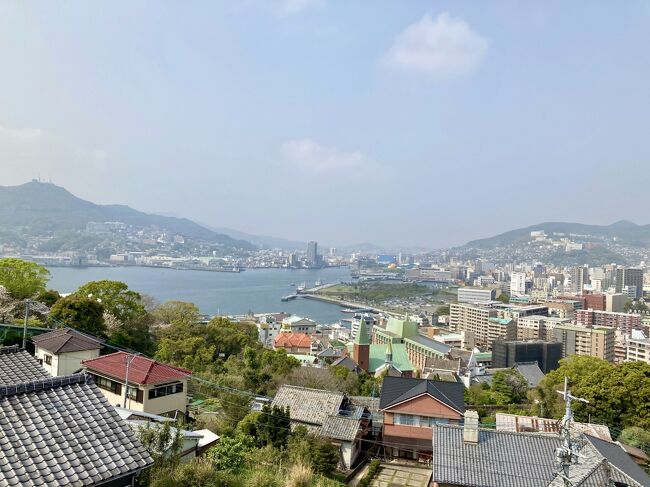 春休みに高2と小6の娘と出かけた長崎旅行の3日目と4日目の備忘録です。<br />3日目は午前中、ハウステンボスを観光してから長崎市内に移動し、浦上天主堂、グラバー園、稲佐山の夜景観光をしました。<br />翌日は軍艦島(端島)に行き、市内に戻ってから平和公園、原爆資料館を見て、東京に戻るという行程でした。<br /><br />長崎もよかったですが、今回は軍艦島に上陸できて、とても感動しました。<br />軍艦島について知ったのは今から10年ほど前になります。<br />オーストラリア人の上司が日本に来た際に、オフは宮島とBattleship Islandに行くと言います。<br />宮島はわかるけど、バトルシップアイランドって何??って感じでした。<br />第二次大戦中にオーストラリアと日本軍が戦ったところ?造船所があった島?などと思いましたが、先輩に聞いたら、長崎に外国人に人気の廃墟の島があると教えてくれました。<br />ネットで調べてみたら、軍艦土佐に似ているからついた愛称で、端島という島でした。<br />炭鉱で栄え、小さな島に高層住宅が作られてにぎやかだったのに、エネルギー資源が石炭から石油に代わったことで廃鉱となり、住民も去り、今は無人島になっているということで、なんだか心惹かれました。<br />それ以来、ずっと行きたいと思っていた軍艦島に行けてよかったです。<br /><br /><日程><br />3/27 東京から長崎に移動、ハウステンボスで遊ぶ<br />3/28 終日、ハウステンボス滞在<br />3/29 午前中、ハウステンボスを回ってから、長崎に移動。市内見学<br />3/30 午前中、軍艦島、午後長崎市内観光後、東京に帰る