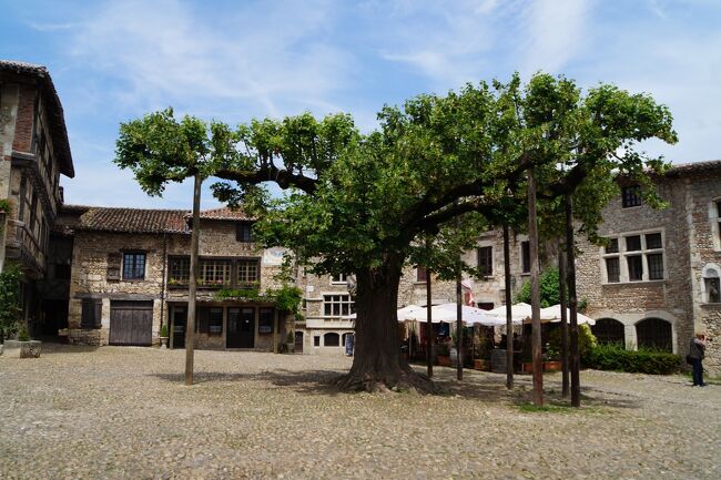 「ペルージュ」は<br />フランスで最も美しい村に登録されています。<br />小さな村で１時間もあれば見て回れるほどの大きさです。<br />中世の雰囲気が残っている可愛らしい村で<br />とっても気に入りました。<br /><br />※５/30（火）アヌシー　→　べルージュ　→　リヨン泊<br /><br />　日程　2017年5月22日～6月7日<br />５/22（月）ポートランド　→　サンフランシスコ（機内泊）<br />５/23（火）パリ　→　エペルネ　→　ランス泊<br />５/24（水）ランス　→　ルクセンブルグ　→　トリア泊<br />５/25（木）トリア　→　メッス　→　ナンシー泊<br />５/26（金）ナンシー　→　ストラスブール　→　ストラスブール近郊泊<br />５/27（土）オベルネ　→　リボヴィレ →　リクヴィール　→　カイゼルスベルグ　→　テュルクハイム　→　コルマール泊<br />５/28（日）コルマール　→　エギスアイム　→　ブザンソン　→　アルボア近郊泊<br />５/29（月）アルボア　→　ボーム・レ・メッスィユー　→　アヌシー近郊泊<br />５/30（火）アヌシー　→　べルージュ　→　リヨン泊<br />５/31（水）リヨン泊<br />６/01（木）リヨン　→　ワン　→　ボーヌ　→　デイジョン泊<br />６/02（金）デイジョン　→　スミュール・アン・オーソワ　→　フラヴィニー・シュー・オズラン　→　ヴェズレー　→　ブルージュ泊<br />６/03（土）ブルージュ　→　シャンボール城　→　アンボワーズ城　→　ソミュール近郊泊<br />６/04（日）レンヌ　→　ディナン　→サンマロ　→　カンカル　→　モンサンミシェル近郊泊<br />６/05（月）モンサンミシェル　→　ブブロン・アン・オージュ　→　オンフルール近郊泊<br />６/06（火）オンフルール　→　ルーアン　→　シャルル・ド・ゴール空港近郊泊<br />６/07（水）シャルル・ド・ゴール空港　→　ワシントンDC　→　ポートランド自宅<br />