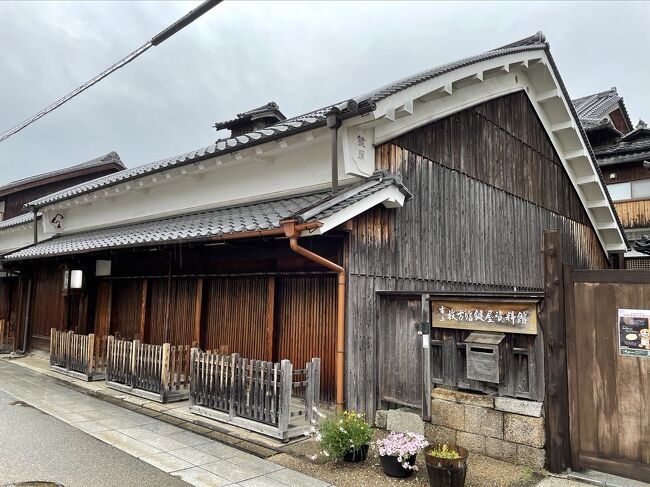 東海道品川宿から数えて56番目の宿場町「枚方宿」を西から東に散歩してみました。豊臣秀吉の時代に、大阪城と伏見城を行き来するために使われ、江戸時代には東海道を大阪まで延長する上での宿場街として整えられた枚方宿。お寺や町家が数多く残っており、かつての風情を生かした京街道を散歩してきました。