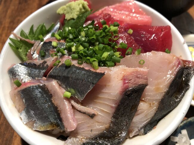 築地場外市場から少し離れた築地7丁目にある「はじめ鮮魚店」は居酒屋ですが、一階の販売コーナーでは鮮魚を販売しており、また、ランチ時には築地界隈ではコスパが高いとされる同店の海鮮丼を求める人で店内はすごく混み合っており、居酒屋以外の側面を持つお店でもあります。<br /><br />同店では、平日の月曜日から木曜日のランチに海鮮丼を提供していますが、毎日用意している10種類近くの海鮮ネタの中から好きなものを3品選び、海鮮丼にしてくれます。注文を受けてから、店主がネタを切るため、他店と比べ待たされるかもしれませんが、鮮度に拘りを持つ店主が捌いたネタがのった海鮮丼は他店では味わえないと思いますので、待つだけの価値は十分あると思います。