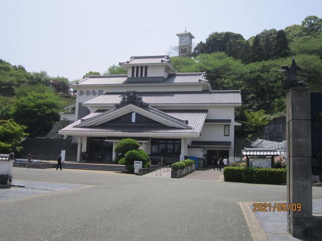 今日は母の日、天気も良好、バラの花をみにいきました。<br />場所は愛媛今治菊間の「かわら館」。かわら製造で有名な所なのですが、<br />隠れ「バラ園」みたいです?<br />世界各国の沢山の種類のバラがあり、品種の説明はできません。<br />ただ、きれいだなあとみるだけです・・・・<br />