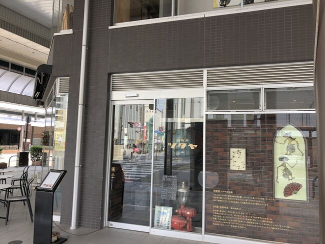 富山市西町の交差点にある「純喫茶 ツタヤ」は、富山で最古の純喫茶店として知られています。現在4代目店主が切り盛りしている同店は、2017年にリニューアルオープンし、東京でよく見る昔懐かしい純喫茶の趣はなくなり、どちらと言うと現代風のカフェのような外観に様変わりしました。また、コロナ禍前に増加傾向にあった観光客に対応するために27年ぶりにモーニングメニューを復刻させたりして気持ちは原点回帰を図りながらも、変化するニーズに対応しています。富山に寄った際にオープンしているのを確かめ、朝食で利用してきました。