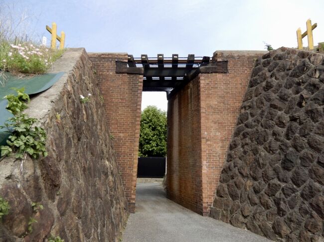 大阪と奈良の県境にあり、その山麓にある柏原市<br />私がこの地で思い浮かぶのは「ぶどう畑・ぶどう狩り・河内ワイン」<br />柏原と言えばワイン!これしか出てこない<br /><br />他に何かあるのかな?と調べてみたら、あったよ~!<br />とは言うものの、一般受けする様な所では無いのだけど、、、(ーー;)<br /><br />『高井田横穴公園』<br />公園と名は付いてはいるけど、実情は史跡です<br /><br /><br />