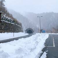 冬と夏を一気に体験できた12泊13日の旅 Vol. 4 標高が600メートル違うだけでいきなり大雪!　三国峠の素晴らしい景色はお預け～…。