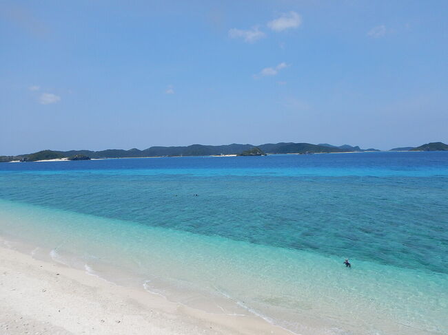 今年のＧＷは旅します。<br />海外に普通に行けなくなった今、せっかくだし、やっぱり沖縄！<br />自分の国内旅行にしては珍しく５泊６日。<br />はじめの３日間は、宮古島。後半は那覇スティで慶良間諸島に日帰りって感じにしました。<br /><br />まん延防止や緊急事態宣言が発令された地域があったり、どうなるんだろうとも思ったけど・・<br />直前に、えっ、この値段で泊まれるの～？というホテルのプランが出たりしたんで、何度かキャンセル料が発生しない事を確認したうえで宿泊先を変更しました。<br /><br />梅雨入り直前の沖縄は、天候にも恵まれ、まさに天国(^-^)v！！<br /><br />簡単なスケジュールは以下の通り。<br />１日目（４/２９）　羽田→宮古島（ＡＮＡ）<br />　　　　　　　　　　　八重干瀬シュノーケル<br />　　　　　　　　　　　　宿泊：ブリーズベイマリーナ<br />２日目（４/３０）　プチ島内観光（来間島、まいぱり、砂山ビーチ）<br />　　　　　　　　　　　　宿泊：ブリーズベイマリーナ<br />３日目（５/１）　　シギラビーチでシュノーケル<br />　　　　　　　　　　　　宿泊：サザンコースト宮古島<br />４日目（５/２）　　宮古島→那覇（ＪＴＡ）<br />　　　　　　　　　　　アウトレットモールあしびなーで買物<br />　　　　　　　　　　　　宿泊：沖縄かりゆしアーバンリゾート・ナハ<br />５日目（５/３）　　阿嘉島（日帰り）<br />　　　　　　　　　　　島内観光、北浜ビーチでシュノーケル<br />６日目（５/４）　　那覇→羽田（ＪＡＬ）<br />　　　　　　　　　　帰京<br /><br />旅行記は何回かにわけてアップしてます。<br />本編は、４日目～６日目最終日になります。<br />