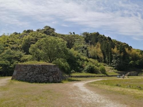 GWに山口・島根・鳥取の山陰を周遊してきました。3県とも行ったことがあるのですが日本100名城のスタンプを集める前だったので山陰の全ての100名城を回ることをメインにそのほか前回行ってなかった場所で気になっていたところをまわってきました。事前の天気予報では雨が多かったのですが予報よりは天気は良かったです。<br /><br />★旅行記２３のルート<br />月山富田城（日本100名城）→巌倉寺→三日月公園<br /><br />１．羽田空港～下関移動＆ウズハウス宿泊<br />２．下関 唐戸市場 活きいき馬関街～関門トンネル人道で門司に移動<br />３．門司港 潮騒号乗車～門司港レトロ観光～元祖瓦そば たかせ<br />４．巌流島～桃太郎～海峡ゆめタワー展望台～おかもと鮮魚店<br />５．下関から電車とバスで角島大橋まで移動<br />６．角島サイクリング（角島灯台～角島八幡宮～たまや）～特牛駅<br />７．東萩に移動～はた満のちゃんぽん～旅館芳和荘宿泊<br />８．萩 松下村塾～松陰神社～東光寺～吉田松陰誕生地・墓所<br />９．萩 伊藤博文別邸～藍場川～明倫学舎～萩城城下町さんぽ<br />10．萩 萩城跡指月公園～どんどんのうどん<br />11．鍾乳洞の秋芳洞を正面入口から黒谷口まで歩いてみた<br />12．カルスト台地の秋芳台を歩いてみた<br />13．湯田温泉さんぽ<br />14．DＬやまぐち号で津和野に移動<br />15．津和野 殿町通り～太鼓谷稲成神社～津和野城址<br />16．津和野さんぽ（殿町通り～太鼓谷稲荷神社～乙女峠マリア聖堂～ピノロッソでランチ）<br />17．津和野から「特急スーパーおき」で松江に移動<br />18．国宝松江城～松江護国神社～松江城山稲荷神社<br />19．松江城周辺さんぽ（喫茶きはる～カラコロ工房～珈琲館）<br />20．松江 由志園 GW期間限定の池泉牡丹を見に行く<br />21．松江 宍道湖の夕日＆宍道湖サンセットカフェ<br />22．名探偵コナン列車で安来駅に移動～月山富田城入口まで<br />23．安来 戦国大名尼子氏が本拠を構えた月山富田城←★今ここ<br />24．安来 日本庭園ランキングで1８年連続で1位の足立美術館<br />25．花と鳥の楽園 松江フォーゲルパークへ行ってみた<br />26．松江から鳥取にあめつち号で移動＆コナン電車＆まつやのホルモン焼きそば<br />27．鳥取砂丘＆鯛喜の海鮮丼<br />28．鳥取 さんかく氷＆砂の美術館（チェコ＆スロバキア編）<br />29．鳥取城址～仁風閣～喫茶ベニ屋～すなば珈琲<br />30．鳥取コナン空港から羽田空港へ移動