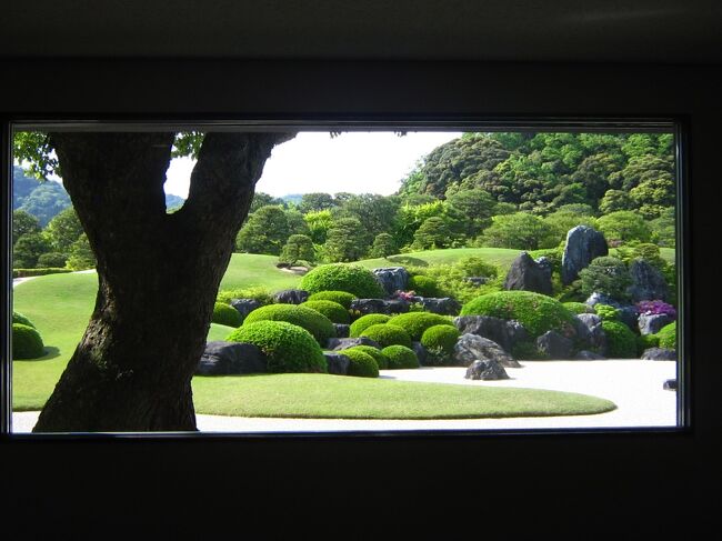 GWに山口・島根・鳥取の山陰を周遊してきました。3県とも行ったことがあるのですが日本100名城のスタンプを集める前だったので山陰の全ての100名城を回ることをメインにそのほか前回行ってなかった場所で気になっていたところをまわってきました。事前の天気予報では雨が多かったのですが予報よりは天気は良かったです。<br /><br />★旅行記２４のルート<br />足立美術館→安来駅→松江駅→イオン松江店（バラパン）→松江アーバンホテル２号館<br /><br />１．羽田空港～下関移動＆ウズハウス宿泊<br />２．下関 唐戸市場 活きいき馬関街～関門トンネル人道で門司に移動<br />３．門司港 潮騒号乗車～門司港レトロ観光～元祖瓦そば たかせ<br />４．巌流島～桃太郎～海峡ゆめタワー展望台～おかもと鮮魚店<br />５．下関から電車とバスで角島大橋まで移動<br />６．角島サイクリング（角島灯台～角島八幡宮～たまや）～特牛駅<br />７．東萩に移動～はた満のちゃんぽん～旅館芳和荘宿泊<br />８．萩 松下村塾～松陰神社～東光寺～吉田松陰誕生地・墓所<br />９．萩 伊藤博文別邸～藍場川～明倫学舎～萩城城下町さんぽ<br />10．萩 萩城跡指月公園～どんどんのうどん<br />11．鍾乳洞の秋芳洞を正面入口から黒谷口まで歩いてみた<br />12．カルスト台地の秋芳台を歩いてみた<br />13．湯田温泉さんぽ<br />14．DＬやまぐち号で津和野に移動<br />15．津和野 殿町通り～太鼓谷稲成神社～津和野城址<br />16．津和野さんぽ（殿町通り～太鼓谷稲荷神社～乙女峠マリア聖堂～ピノロッソでランチ）<br />17．津和野から「特急スーパーおき」で松江に移動<br />18．国宝松江城～松江護国神社～松江城山稲荷神社<br />19．松江城周辺さんぽ（喫茶きはる～カラコロ工房～珈琲館）<br />20．松江 由志園 GW期間限定の池泉牡丹を見に行く<br />21．松江 宍道湖の夕日＆宍道湖サンセットカフェ<br />22．名探偵コナン列車で安来駅に移動～月山富田城入口まで<br />23．安来 戦国大名尼子氏が本拠を構えた月山富田城<br />24．安来 日本庭園ランキングで1８年連続で1位の足立美術館←★今ここ<br />25．花と鳥の楽園 松江フォーゲルパークへ行ってみた<br />26．松江から鳥取にあめつち号で移動＆コナン電車＆まつやのホルモン焼きそば<br />27．鳥取砂丘＆鯛喜の海鮮丼<br />28．鳥取 さんかく氷＆砂の美術館（チェコ＆スロバキア編）<br />29．鳥取城址～仁風閣～喫茶ベニ屋～すなば珈琲<br />30．鳥取コナン空港から羽田空港へ移動