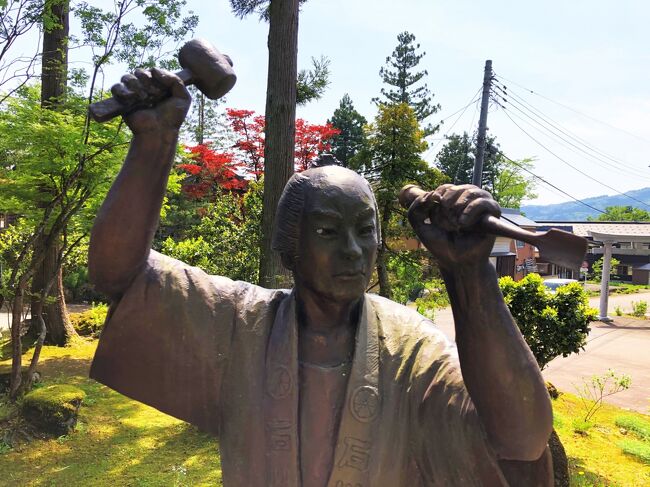 三条の大火で石川雲蝶の住まいも菩提寺も焼けてしまったため、その生涯ははっきりしません。wikipediaにも年表がないため、ネットの資料を元にまとめてみました。雲蝶がどんな仕事したのか知りたくてまとめたものですので、学術的な資料ではありません。間違っていたら、ご免なさい。<br />文化11年（1814年）江戸・雑司ヶ谷の生まれ。本名は安兵衛。<br />20歳代で幕府御用勤めになり、「石川安兵衛源雲蝶」を名乗った。<br />弘化2年（1845年）32歳、本成寺の世話役内山又蔵に招聘されて越後入り。三条や栃尾で製作活動を開始。異説では36歳。<br />その後、三条の酒井家に婿入り。<br />弘化3年（1846年）秋葉神社奥の院が落慶、その後の安政年間に8年をかけて彫刻を施しました。<br />嘉永元年（1848年）貴渡神社の創建、彫刻の時期は不明。<br />嘉永5年（1852年）西福寺開山堂起工。<br />安政2年（1855年）42歳、永林寺の製作に入る。13年の歳月をかけ多くの作品を残しています。<br />安政4年（1857年）西福寺開山堂落成。代表作である天井の「道元禅師猛虎調伏之図」を製作。<br />文久元年～2年（1861～62年）龍谷寺で製作。<br />元治元年（1864年）50歳、穴地十二大明神完成。<br />明治16年（1883年）70歳で逝去。<br />平成26年（2014年）古美術品鑑定家の中島誠之助氏が雲蝶作品を見て「これは越後のミケランジェロだ」と感激して叫んだとされる。<br />平成23年（2011年）9月17日、西福寺境内に「石川雲蝶顕彰の像」が建立。<br /><br />この年表を見ると、三条に来てからしばらくは本成寺とその塔頭で仕事をし、その後栃尾に入ったのではないかと思います。当時の秋葉神社は小林源太郎や石川雲蝶を呼ぶだけの権力や財力が十分にありました。<br />栃尾での仕事を終え、永林寺に移って13年の歳月をかけて仕事をしつつ、西福寺や越後南部の社寺で仕事していたようです。<br />50歳代半ばで隠居して、大好きな酒を飲んでいたのでしょうか。<br /><br />コロナ禍のため、帰宅後2週間以上経過し感染していないことを確認してから旅行記を公開しています。