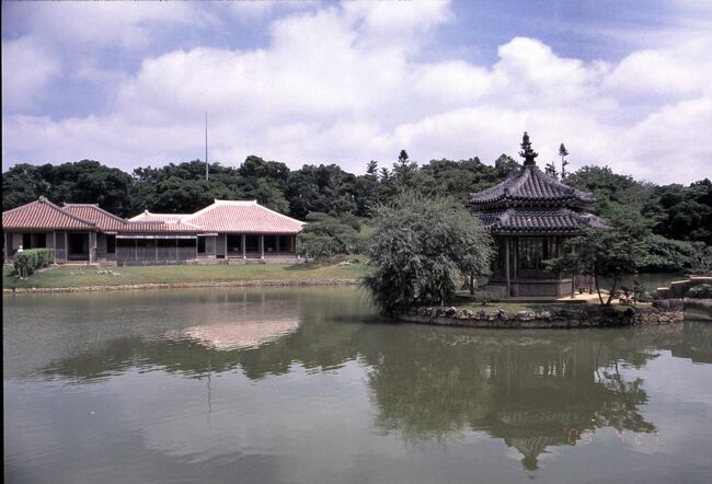 2003年沖縄は中城城跡、中村家住宅、識名園を訪問し、ラグナガーデンホテルに宿泊した。<br /><br />沖縄家族旅行<br />1998年12月29日ルネッサンスリゾートオキナワに宿泊、万座毛、残波岬灯台、琉球村に行く。<br />2000年8月25日ロワジールホテル那覇に宿泊、渡嘉敷島に行く。<br />2002年4月4日ルネッサンスリゾートオキナワに宿泊、首里城、ガラス工房に行く。<br />2003年4月25日ラグナガーデンホテルに宿泊、中城城跡、識名園、中村家住宅に行く。<br />2018年9月19日ユインチホテル南城とホテルマハイナ ウェルネスリゾートオキナワに宿泊、美ら海水族館、旧海軍司令部壕、斎場御嶽に行く。