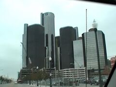 ミシガン州 デトロイト(豊田市の姉妹都市)　ー　自動車産業のシンボルのGM本社ビル（ルネサンスタワー）がダウンタウンにあります。