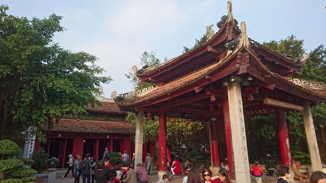 2015~16年の年末年始のベトナム旅行7日目後半。<br /><br />ベトナムの首都ハノイの観光を続行。<br /><br />国立歴史博物館を見学した後は、ベトナム女性博物館、ホアロー収容所と巡っていき、タンロン水上人形劇場にて、ハノイ名物の水上人形劇を鑑賞。<br /><br />そして内外からの大勢の観光客が集うホアンキエム湖に浮かぶ玉山祠にて、帰国前の最後のひとときを過ごします。<br /><br /><旅程表><br /> 2015年~2016年<br /> 12月28日(月) 成田→マカオ<br /> 12月29日(火) マカオ→ダナン→ホイアン<br /> 12月30日(水) ホイアン→ミーソン→ホイアン<br /> 12月31日(木) ホイアン→ダナン→フエ<br /> 1月 1日(金) フエ→<br /> 1月 2日(土) →ハノイ→ハロン湾→ハノイ<br />〇 1月 3日(日) ハノイ→<br />〇 1月 4日(月) →マカオ→成田