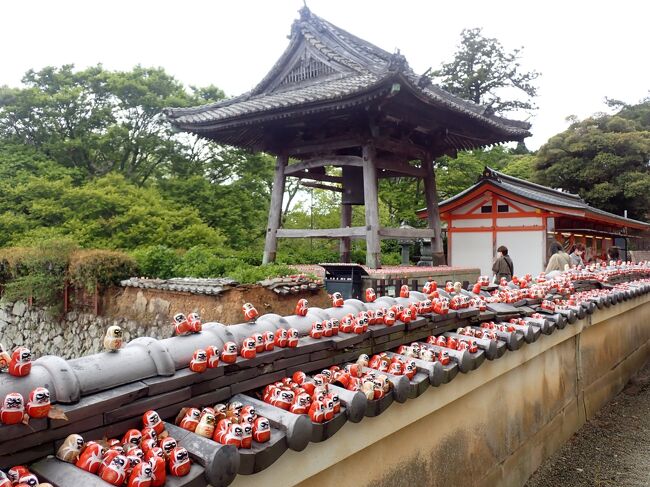 勝尾寺は総持寺から15㎞、50分です。<br />国立公園内にあります。4号線を進むのですが、途中43号線に入りますが、ここはバイク通行禁止です！！！！<br />勝尾寺で駐輪場所を探していたらスタッフの方から「バイクは進入禁止。」と言われました。事前に箕面警察に届け出を出し許可を得なければいけないそうです。許可証があれば駐輪できるようです。そんなことは分かりません。近くの「勝井寺園地」の無料駐車場に止めてお参りしました。<br />大阪の住民にとっては「勝ち運」といえば「勝尾寺」、十一面千手観世音菩薩を本尊として祀る、高野山真言宗の寺院です。<br />強力な勝ち運の御利益で名高く、古くは戦国武将も度々足を運んだといわれる「勝尾寺」。大阪は箕面の山中にあり、桜や紅葉の名所としても有名です。<br />https://youtu.be/P-Dq8vStSbY<br />