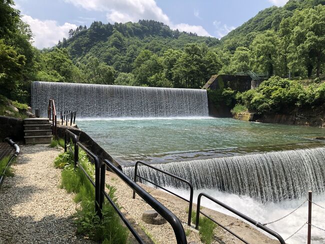 2021年6月中旬の週末に山形県大蔵村の肘折温泉へ二連泊の一人旅に行って来ました。<br />先日4トラベルにプロフを登録した際「行ってみたいところ」の欄に『東北のひなびた温泉宿で一週間温泉三昧をしてみたい』と書いてはみましたが、今の自分の立場ではとても叶わないことです。<br />それでも、普段の週末一泊ニ日の旅に一日休暇を足して二連泊で宿泊することは出来ます。<br />そこで今回一度行ってみたかった肘折温泉の旅館を予約して、いつもの慌ただしさとは違うゆったりとした湯治旅を満喫して来ました。<br />幸いにも旅行期間中の3日間、梅雨入り前ということもあり現地では晴天に恵まれました。<br /><br />本編は後編の2日目の温泉街の散策から3日目の帰宅の途に就くところまでです。