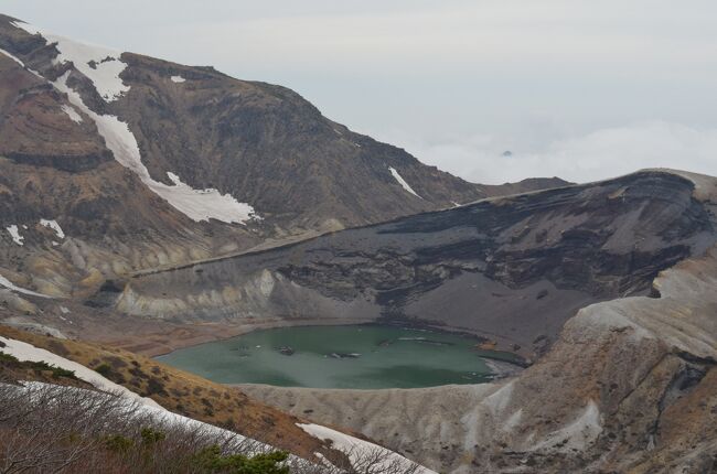 蔵王のお山は、羽前（山形）と陸前（宮城）、磐城（宮城と福島）の国境に頂上があります。北国で標高が高いとなると、五月でも雪が残っています。お釜というのは、頂上近くにある火山湖です。美しい緑色の水を湛えています。<br /><br /><br /><br />