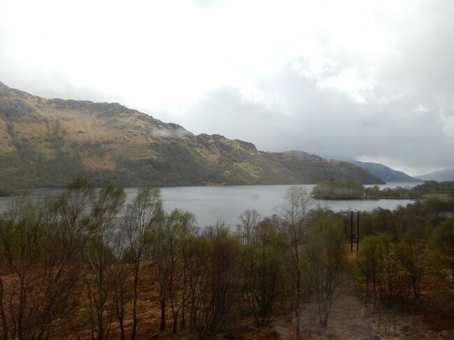 By yon bonnie banks<br />And by yon bonnie braes,<br />Where the sun shines bright<br />On Loch Lomond<br />Oh we twa ha&#39;e pass&#39;d<br />sae mony blithesome days,<br />On the bonnie, bonnie banks<br />O&#39; Loch Lomond.<br /><br />そこには美しき岸辺があり<br />そこには美しき丘が広がる<br />ローモンド湖に太陽の光輝く<br />過ぎ去りし陽気な日々<br />美しき岸辺　美しき丘　ローモンド湖<br /><br />１７世紀後半のイギリスでは、名誉革命によってカトリック教徒のジェームズ２世が退位し、プロテスタントのメアリー女王が即位していた。<br /><br />しかし、スコットランドを中心とするカトリック勢力は、その後もジェームズ2世の血統に属するステュアート家の復興を目指していた。この勢力はジャコバイトと呼ばれる。<br /><br />歌詞の解釈については諸説あるようだが、名誉革命後のスコットランドを中心とするカトリック勢力ジャコバイトの反乱において、イングランド軍に捕らえられたジャコバイト兵の悲哀を歌ったものとする説が有力に唱えられているようだ。　　世界の民謡・童謡から引用<br />