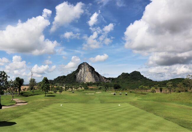 CHEE CHAN Golf Resort でゴルフ&写真撮りで、楽しみました。<br />Links Golf Bar企画での参加でした。<br /><br />☆写真はCHEE CHAN Golf Resort。<br /><br />■プレー中に撮った【Chee Chan Golf Resort】の風景。<br /> パタヤから約20km離れた場所にある。<br /><br />■2018年オープン新設ゴルフコース<br />【CHEE CHAN GOLF RESORT】特別安価でゴルフプレー。<br /><br />■ワットカオシーチャン(Wat Khao Chee Chan)<br /> パワースポット背景にゴルフコースが設計されています。<br />