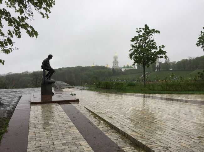 この日のキエフは雨でした。雨のキエフは散策をする観光客もぐっと少なくなり、どこか寂し気。でも、この街のまた別な顔を見ることが出来るのはちょっとした喜び。