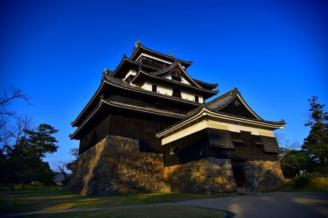 またとない快晴の松江<br />一日目は、その青い空を背景にした松江城に、<br />ところが一転、翌日の出雲では、<br />時ならぬあられに見舞われました。<br />実は、生まれてはじめてあられを見たんです。<br />それも、出雲紀行のいい思い出です。<br /><br />今回の旅は、出雲大社と松江城<br />そして、出雲蕎麦食べ歩き<br />島根に親近感を感じる旅になりました。