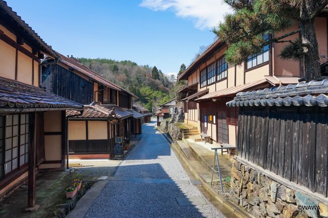 東京と高松往復のついでに、早朝の倉敷美観地区から下道ばかりで吹屋ふるさと村を経由して日本海側の倉吉駅前までロングドライブしました。<br /><br />06:05　ホテル1-2-3 倉敷　岡山県倉敷市老松町<br />06:15-07:05　倉敷美観地区　岡山県倉敷市<br />08:15　チェックアウト　ホテル1-2-3 倉敷　岡山県倉敷市老松町<br />08:44　備中呉妹駅（びっちゅうくれせえき）　岡山県倉敷市真備町尾崎<br />08:54　吉備真備公園　岡山県小田郡矢掛町東三成<br />　吉備大臣宮　吉備真備公園　<br />　囲碁発祥の地　吉備真備公園　<br />09:26-10:27　やかげ町家交流館　矢掛宿<br />　本陣通り<br />　旧山陽道（西国街道）宿場町矢掛　本陣会館　夢街道　<br />　旧矢掛脇本陣高草家住宅　岡山県小田郡矢掛町矢掛<br />　大高草小路<br />　旧矢掛本陣石井家住宅　岡山県小田郡矢掛町矢掛　<br />　石井醤油店　矢掛町　岡山県小田郡矢掛町矢掛３０８６<br />　やかげ郷土美術館<br />　宿場町矢掛の侍イタリアン　 岡山県小田郡矢掛町矢掛<br />10:45　鬼ケ岳ダム　岡山県小田郡矢掛町<br />10:55　鬼ヶ嶽　岡山県井原市<br />11:01　美星七福神 福禄寿　岡山県井原市美星町宇戸谷<br />11:14　神楽公園　 岡山県高梁市成羽町下日名<br />11:24　成羽陣屋跡　岡山県高梁市成羽町下原　丸亀藩から山崎豊治<br />11:30　高梁市成羽美術館　安藤忠雄設計<br />11:45　総門橋+あいさつ橋　成羽川の橋　総門橋　ＲＣローゼ桁橋1938年<br />11:48　森神社　 岡山県高梁市成羽町成羽１４７０<br />11:56　吹屋往来・とと(魚魚)道　吹屋往来は銅やベンガラを運ぶ道<br />12:07　元仲田邸　岡山県高梁市宇治町元仲田邸　元仲田邸くらやしき<br />12:26　金精神社　岡山県高梁市成羽町中野<br />12:27　広兼邸　岡山県高梁市成羽町中野<br />12:50-13:20　<br />　吹屋ふるさと村 笹畝坑道　岡山県高梁市成羽町中野　500円<br />13:24　ベンガラ館　岡山県高梁市成羽町吹屋<br />13:36-14:54　<br />　吹屋ふるさと村 下町駐車場 岡山県高梁市成羽町吹屋<br />13:54　<br />　無料駐車場（旧片山家住宅の西隣地、べんがら屋の前）<br />　吹屋資料館（旧吹屋町役場）<br />　本山山神社<br />14:10-14:36　<br />　旧片山家住宅　岡山県高梁市成羽町吹屋<br />14:40　吹屋郵便局　 岡山県高梁市成羽町吹屋<br />14:43-14:53　<br />　吹屋ふるさと村郷土館　岡山県高梁市成羽町吹屋<br />14:57　旧高梁市立吹屋小学校　岡山県高梁市成羽町吹屋<br />15:07　吉岡銅山跡<br />15:13　西江邸・西江家住宅<br />15:39　<br />　御殿町センター　岡山県新見市新見<br />　新町商店街<br />　田原屋<br />　三味線横丁<br />　佐々奈美精肉店　岡山県新見市新見<br />16:30　丹治部駅<br />16:38　山田方谷記念館　 岡山県新見市大佐小南<br />16:51　富原駅　 岡山県真庭市若代<br />17:00　月田駅　 岡山県真庭市月田　木材のまち勝山<br />17:15-17:50　<br />　勝山郷土資料館　岡山県真庭市勝山<br />　勝山・町並み保存地区<br />　三浦坂　岡山県真庭市勝山　坂上は勝山藩主三浦家の菩提寺安養寺<br />　美作三浦藩の城下町<br />　出雲街道の宿場町<br />　旭川と高瀬舟<br />　やあとうせ喜志家<br />　長門勇が「御前酒呑まにゃあ」という宣伝をしていた<br />　渥美清が亡くなって20年、最後の作品（寅次郎紅の花）のロケ地<br />18:10　真賀温泉館　岡山県真庭市仲間<br />18:12　足温泉　岡山県真庭市仲間<br />18:18　湯の国　湯原温泉郷　岡山県真庭市湯原温泉　湯原観光協会<br />18:41　いぬばさり　道の駅 犬挟　鳥取県倉吉市関金町山口　延命の里せきがね<br />19:07　エスマート 打吹店　鳥取県倉吉市<br />19:40　ホテルセントパレス倉吉　鳥取県倉吉市上井町　倉吉駅前