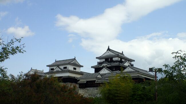 四国はまだ2つの県しか行った事ありませんでした。<br />残りは、愛媛県と高知県で今回は愛媛県へ行ってみる事にしました。<br />航空券＋宿泊「ＡＮＡトラベラーズダイナミックパッケージ」にて、<br />3000円の割引クーポン使い36,600 円でした。<br />全くノープラン行きあたりばったりで1泊2日の週末旅行を楽しみました。<br />