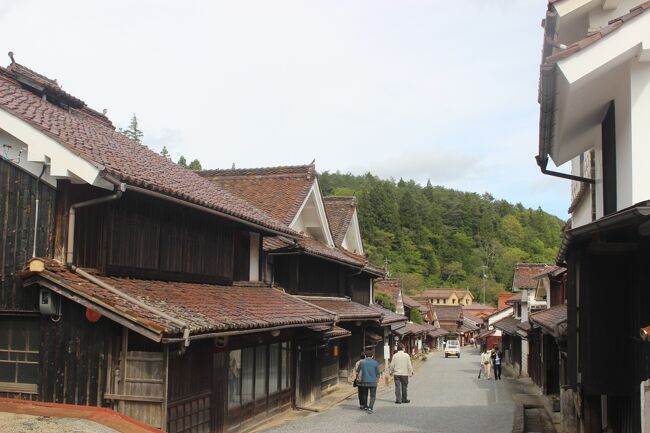 JR備中高梁駅からバスで1時間ほど山奥弐向かったところに吹屋という町があります。<br />ベンガラで赤く染まった古い街並みが今も残っています。<br />ベンガラとは聞きなれない言葉ですが、昔陶器や漆器が朱色に染める時に使われた染料のようなもので、普段からよく見ています。<br />そのベンガラの産出でかつてこの街は栄えました。<br />紀行作家・故宮脇俊三さんのローカルバスの紀行文に習って、今回はバスで向かいました。