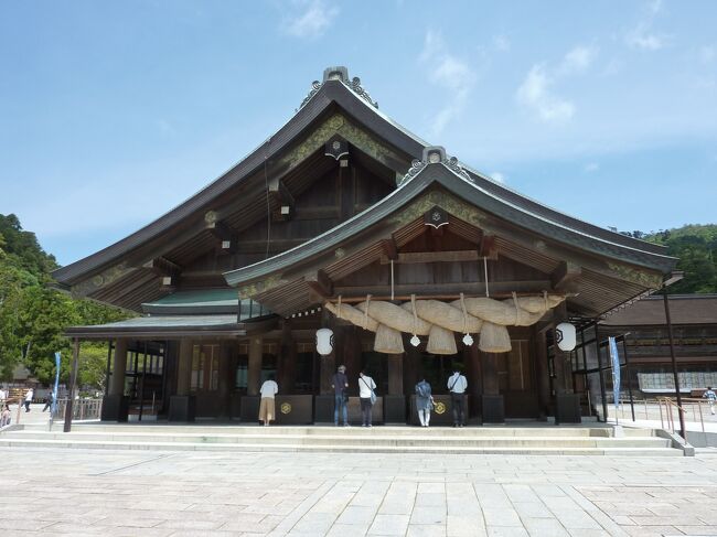 2021年5月は、伊丹空港から日本エアコミューターでコウノトリ但馬空港・城崎温泉に行く予定でしたが、大阪府・兵庫県に緊急事態宣言がでたため、キャンセルしました。<br />その後、2021年3月に一人で出雲大社へお参りに行きましたが、再度お参りしたい事があるのと2月に母親も一緒に行く予定だったのが、緊急事態宣言で中止になり、今回改めて緊急事態宣言解除後の2021年5月14日(金)に出雲行きの航空券を2人分購入しました。<br />しかし、予想はしてましたが、再び2021年5月31日(月)まで緊急事態宣言の延長がされました…<br />これだといつまで経っても遠出できず、時間を無駄になるだけなので今回は、キャンセルせずに3月以来、2度目の再訪です。<br /><br />緊急事態宣言中の移動は賛否両論はありますが、自分にとってお参りは大事な事なので不要不急の外出ではないと思いますのでご了承ください。<br /><br />今回も旅行記をいくつかに分けました。<br /><br />自宅から出雲までの旅行記『2021年5月 出雲大社 その1 大阪国際空港(ITM)ー出雲縁結び空港(IZO)編』↓<br /><br />https://4travel.jp/travelogue/11692724<br /><br /><br />出雲大社周辺の旅行記『2021年5月 出雲大社 その2 稲佐の浜・一畑電車・神門通り編』↓<br /><br />https://4travel.jp/travelogue/11692888<br /><br /><br />出雲大社お参りの旅行記『2021年5月 出雲大社 その3 出雲大社お参り編 前編』<br /><br />https://4travel.jp/travelogue/11693739<br /><br />続いて、その4になります。