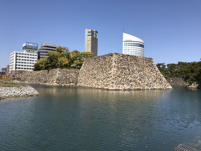 高松駅前にある高松城跡。城跡は玉藻公園となっている。<br />月見櫓・水手御門・渡櫓と艮櫓は国の重要文化財に指定されている。<br /><br />高松城は瀬戸内海に面して築城された海城で、日本三大水城（高松城・今治城・中津城）の1つ。<br />天守台から瀬戸内海を間近に望め、海城であったことの名残りを感じ、美しい風景が広がる。