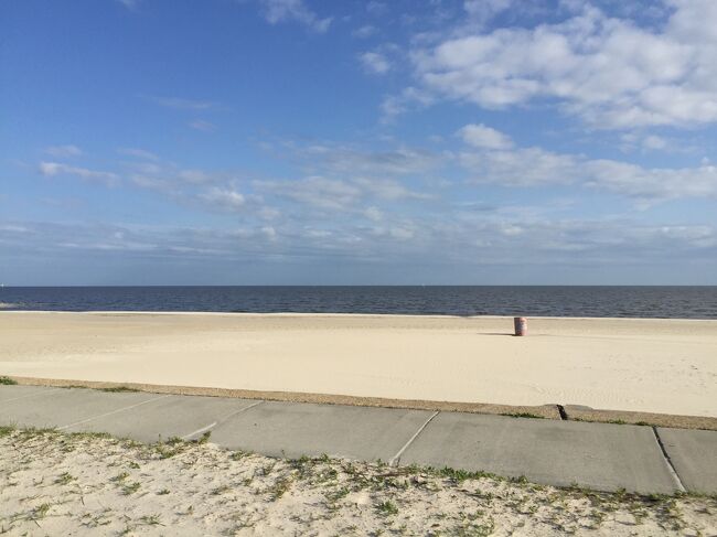 メキシコ湾沿いの海岸は世界屈指の美しいビーチが多いですが、やはりここも美しいです。ガルフコーストと呼ばれるミシシッピ州の長いビーチで、砂の色がフロリダ側の白さよりも、黄金色が強いです。まさにゴールドコーストと呼びたい海岸線でした。