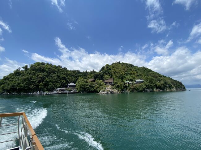 長浜港から竹生島へ琵琶湖汽船べんてん丸で往復クルージング。<br />竹生島で宝厳寺、都久夫須麻神社参拝。<br />かわらけ投げ。<br />長浜に帰り、黒壁へ。<br />その後、マキノピックランドのメタセコイア並木を散歩してきました。