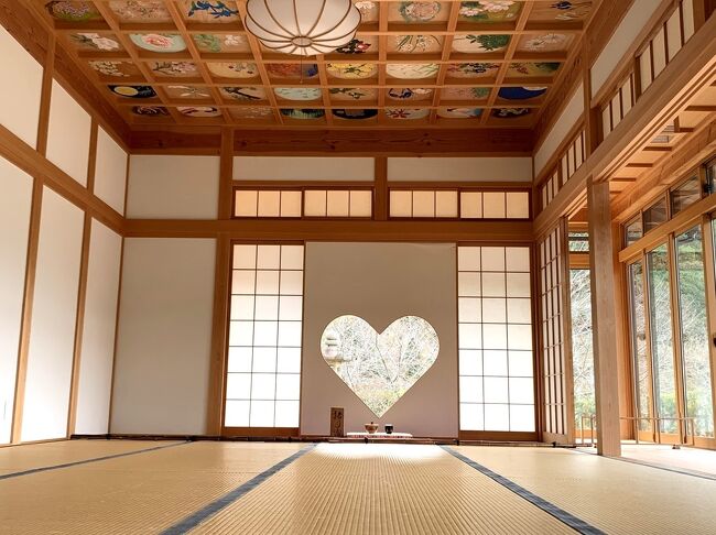毎年2月の閑散期に開催される京都ウインタースペシャル。<br />人気レストランが少しお得なランチやディナーを提供してくれるので、いつも楽しみにしているんだよね♪<br />コロナ禍の今年は、緊急事態宣言などもあり、2月1日スタートとならなかったけれど、3月になっても延長されていたので、気になっていたお店にお出かけすることに・・・<br /><br />昨年の秋、政府がGoToを推し進めた頃、いくつか食事に行ったときのGoToイートポイントが結構貯まっていたので、それを使っちゃおう♪<br />京都の地野菜を豊富に使い、季節の新鮮素材を伝統的な方法で調理した、現代風でヘルシーなフランス料理「セ・サンパ」<br />二条城の程近くの住宅街にひっそりと佇む雰囲気は、地元に愛される素敵なお店って感じで、気になっていたのよね~。<br /><br />そんな美味しいランチの2日後・・・大阪にお泊り。<br />こちらも以前からコーナールームの眺望にビル好きの私たちの欲望がふつふつと湧いていて、時期的にかなりお安いプランが出ていたので、思わず予約してしまった・・・(笑)<br />コロナ禍で、生き残りをかけたホテル業界。<br />価格を安くしてしまうのは楽なんだろうけれど、その後のことを考えるとあまりそういった対応をしているのも難しいだろうし、たまたま見かけたお安いプランを利用できるのは有難いよね~♪<br /><br />翌日は、、、、、<br />ノープラン★<br />チェックアウトの後どこに行く?<br />どうしようか??<br />お家に帰る?どっか行く??から会話が始まって、結果、少し回り道になるけれど、帰る方向でってことで選んだのは正寿院♪<br />今日は平日だし、平日でしか行けないような場所へ・・・・てことで選んだんだけれど、大正解だったわ。<br />きっと週末は賑わっているんだろうなぁ。<br />ミーハーな気持ちで訪れたけれど、たまにはこういうインスタ映えに乗っかってみるのも楽しいね(笑)<br /><br /><br />セ・サンパ http://www.cest-sympa.com/<br />ザ ロイヤルパークホテルアイコニック大阪御堂筋 https://www.the-royalpark.jp/ic/osakamidosuji/<br />ラ・パティスリー・ジョエル http://joel.co.jp/ <br />正寿院 http://shoujuin.boo.jp/