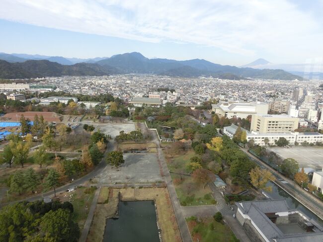 静岡県庁別館２１階富士山展望ロビーからの眺めです。<br />右奥が富士山で、手前が駿府城公園です。