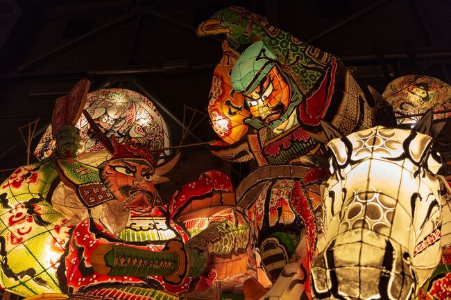 弘前・津軽半島・白神山地ぐるり旅、津軽藩ねぷた村へ行ってきました。青森県といえば「ねぷた」、県内には類似の施設がいくつかありますが、施設によって展示されているねぷたの種類も異なるため面白いです。ねぷた村は施設そのものは決して大きくはありませんが、弘前公園から徒歩圏内にあるため、あわせて観光するには最適です。ただ館内をゆっくり見て回っても1時間もかからない程度のため、ちょっと空いた時間を活用するにはよいかもしれません。<br /><br />□■□■□■□■□■□■□■□■□■□■□■□■□■□■□■<br /><br />＜津軽藩ねぷた村＞<br />http://neputamura.com/<br /><br />□■□■□■□■□■□■□■□■□■□■□■□■□■□■□■<br /><br />＜活彩あおもりぐるり旅＞<br />【1】十和田湖展望台（新緑）<br />https://4travel.jp/travelogue/10717466<br />【2】乙女の像＆十和田神社（新緑）<br />https://4travel.jp/travelogue/10717986<br />【3】十和田湖遊覧船（新緑）<br />https://4travel.jp/travelogue/10718467<br />【4】奥入瀬　森のホテル<br />https://4travel.jp/travelogue/10719196<br />【5】奥入瀬渓流（新緑）<br />https://4travel.jp/travelogue/10720008<br />【6】奥入瀬渓流（新緑）<br />https://4travel.jp/travelogue/10720351<br />【7】津軽藩ねぷた村<br />https://4travel.jp/travelogue/11694118<br />【8】立佞武多の館<br />https://4travel.jp/travelogue/11735502<br />【9】十二湖<br />https://4travel.jp/travelogue/11747588<br />【10】千畳敷海岸<br />https://4travel.jp/travelogue/11756040<br />【11】北金ケ崎の銀杏<br />https://4travel.jp/travelogue/11776417<br />【12】弘前紅葉まつり<br />https://4travel.jp/travelogue/11777266<br />【13】藤田記念庭園<br />https://4travel.jp/travelogue/11779202<br />【14】鶴の舞橋<br />https://4travel.jp/travelogue/11780476<br />【15】蔦沼（紅葉）<br />https://4travel.jp/travelogue/11782054<br />【16】奥入瀬渓流（紅葉）<br />https://4travel.jp/travelogue/11791145<br />【17】十和田湖（紅葉）<br />https://4travel.jp/travelogue/11794752