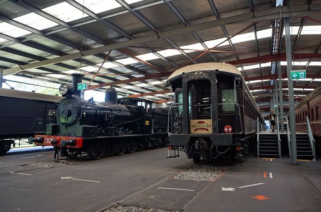 オーストラリア NSW鉄道博物館（その１ メインの展示館の貴重な車両と蒸気機関車、客車）