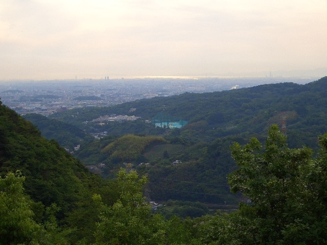 「口コミ」を使って、「明神山」を紹介しようとしたのですが、4トラベルでは、まだ「明神山」は登録されていませんでした。<br /><br />新規登録は時間が掛かりそうです。旅行記の中に入れるのは、少々憚られますが、紛れ込ませました。<br /><br />「明神山」は、奈良県北葛城郡王寺町にある標高274mの山で、山頂では360°の大パノラマがひらけ、東に奈良盆地、西に大阪平野及び淡路島、明石海峡大橋も見渡せます。絶景のオンパレードです。一度は行く値打ちがあります。<br /><br />参道入り口から山頂まで1.8キロ、片道40分ほどです。参道は舗装してあり、スニーカーでも気軽に登ることができます。散歩の延長で、山登りができますよ!!
