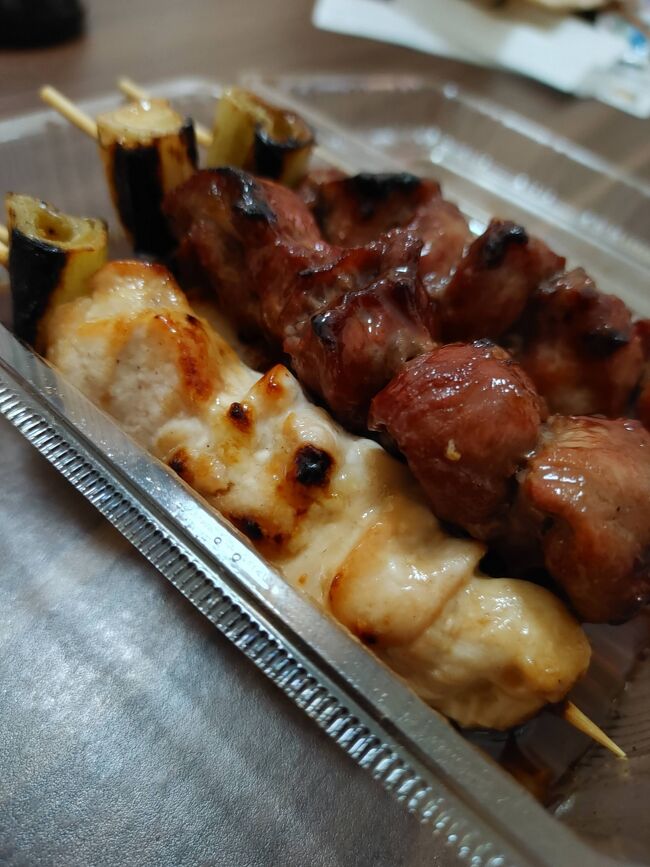 買い物ついでに近所の焼き鳥屋さんですがここ美味しいんです<br />肉屋さんがやってるだけありお勧めです<br /><br />営業は16：30～ですがすでに数台の車がです<br />