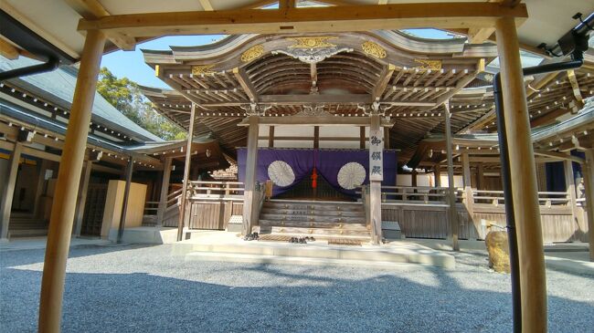 2021/3/26~27 1泊で伊勢・鳥羽の旅に行ってきました。元々伊勢へは、1月の3連休にGoToを使って初詣代わりにワンランク上の旅行を計画していました。しか~し!緊急事態宣言で泣く泣くキャンセル。2ヶ月半後の3月下旬にやっと行くことができました。<br />お伊勢参り 前編は、題名の通り伊勢市到着から外宮と内宮で参拝&神楽殿でお神札を戴き、ありがたいご祈祷も受けてきました。おかげ横丁では散策&ショッピングを楽しみ、伊勢うどんや松阪牛のグルメも堪能した1日目の旅行記です。