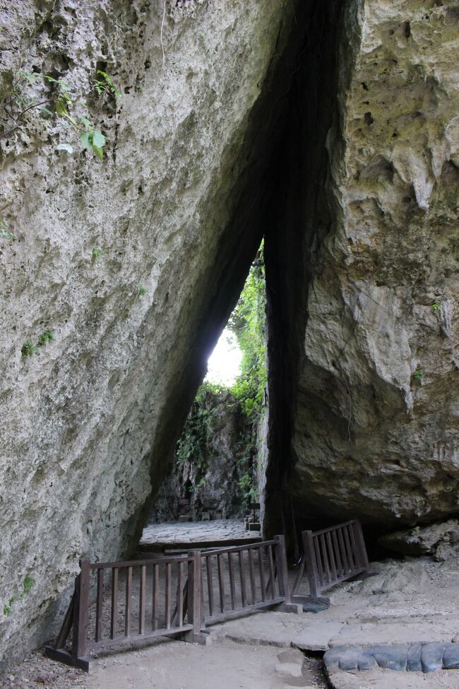 妹の引っ越しの手伝いに行った二年前の春。<br />その時は、宮古島市内のシェアハウスからアパートへの引っ越しでした。<br />今回はそのアパートを退居して神奈川県へと引っ越すので、<br />もう宮古島へ行く機会自体無くなるかも・・・と思い、<br />緊急事態宣言明けの３月末に急いで飛行機のチケットを予約して、<br />宮古島で夏を先取りして来ました♪<br /><br />６日目：宮古島滞在最終日！！<br />　　　　パイナガマビーチ（朝食）⇒与那覇湾⇒来間島⇒展望台<br />　　　　⇒シーウッドホテル見学⇒宮古空港⇒那覇空港<br />　　　　ＪＴＡ５６２便<br />　　　　宮古空港１６：００発⇒那覇空港１６：５０着<br /><br />７日目：東御廻り（あがりうまーい）を巡る<br />　　　　おもろまち駅⇒首里城公園⇒御殿山⇒新川⇒場天御嶽<br />　　　　⇒佐敷グスク⇒テダ御川⇒南城市地域物産館⇒斎場御嶽<br />　　　　⇒知念大川⇒知念グスク⇒浜川御嶽⇒ヤハラヅカサ<br />　　　　⇒受水走水⇒玉城グスク⇒ミントングスク（タイムアップ）<br />　　　　⇒アイランドグリル那覇（夕食）<br />　