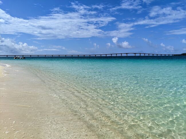 5月22日から3泊4日でブルーチャージの宮古島旅行。当初この日程で小樽、ニセコへ行く計画でしたが、北海道が緊急事態となり出発1週間前にキャンセル。まん防ながら梅雨入りした沖縄なら人は少ないだろうと、旅先を宮古島に変更。宿はお気に入りの宮古島東急を確保。空路はANAを株主優待で予約。準備が整ったかと思えば、出発前に沖縄も緊急事態入りが決まりますが…。観光や夕食を予約済みのため、キャンセルするのもご迷惑かな、との思いもあり、宮古島に向けて出発することにしました。