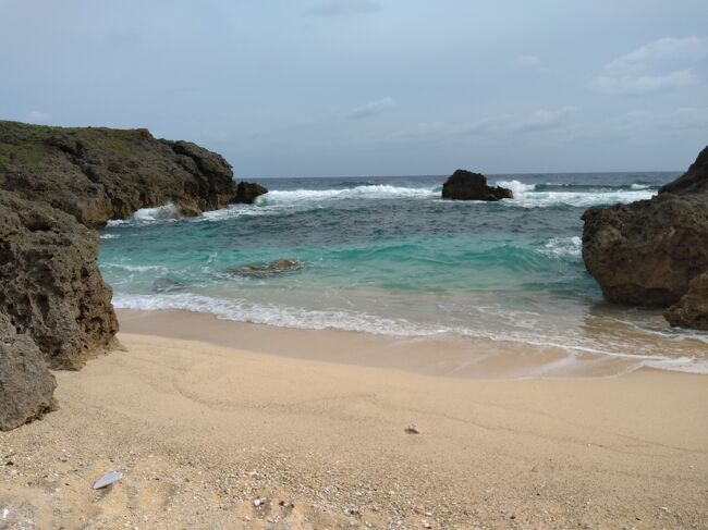 今年のGWの連休は当初波照間島に行く予定でした。<br />しかしながら、お目当ての宿が満室で空きも期待できないことで<br />(他の宿に泊まるという選択肢はなく)行先変更!<br />その行先は与那国島です。以前から最果て最西端の島ということで<br />気になっていた離島で、ゆっくり時間を過ごせるかな!?<br />と思ったので。<br />おまけに3か月前でもJALの離島便の特典航空券に空きがあり<br />格安に行けると知ったら即日手配開始。<br />このような感じで今回の与那国島行きが確定しました。<br />島情報はこの与那国島から3日に1度くらいの頻度で<br />情報を発信しているYouTuberさんの動画を主に参考にしました。<br /><br />旅程<br /><br />1日目<br /> 羽田7:30発→那覇10:15着(JAL903)<br /> 那覇市内ぶらぶら<br />2日目<br /> 那覇7:15発→与那国8:30着(RAC721)<br /> レンタルバイクで島内ぶらぶら<br />3日目~4日目<br /> 島時間を味わう<br />5日目<br /> 与那国13:35発→石垣14:05着(RAC744)<br /> 石垣市内ぶらぶら<br />6日目<br /> 石垣10:10発→羽田12:55着(ANA090)<br /> 帰宅<br /><br />旅費<br /> 航空券 羽田→那覇(JAL特典航空券)¥1,000でクラスJにUPG<br /> 那覇→与那国(JAL特典航空券)<br /> 与那国→石垣(JAL特典航空券)<br /> 石垣→羽田(ANA)¥10,926(Gotogateで購入)<br /> <br /> 那覇空港⇔那覇市内【ゆいレール】¥800(1日フリー乗車券)<br /> <br /> レンタバイク【与那国ホンダ】¥8,000(3日間)<br /><br /> 石垣空港⇔石垣市内【東運輸】¥1,000(往復割引)<br /><br />宿泊費 <br /> ホテルランタナ那覇松山 ¥5,000(1泊)<br /> 民宿さきはら ¥15,000(3泊)<br /> 先島ビジネスホテル ¥5,000(1泊)<br /> ※すべて楽天トラベルで手配 <br /> <br /> <br /><br />