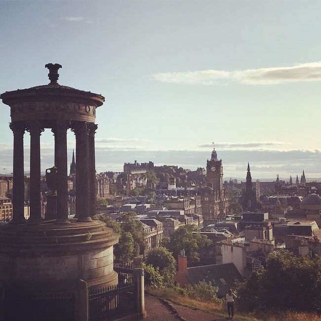 アイルランドからイギリスへと続く一人旅。<br />当初はダブリンから素直にロンドンに行く予定。でも計画してるうちに、せっかくなのでほんのちょっとでもスコットランドと湖水地方を入れたくなってぶち込みました。<br /><br />美しく広大な大地、生まれて初めてのスコットランド・・なのに睡眠時間込みで滞在リミット19時間半。実質午後に市内到着してからの1日目が観光時間のすべて。<br />ドタバタな日程ですが意外といろいろできました。無理めの行程ではありますが、なにかの参考になれば幸いです。<br /><br />【観光】<br />スコットランド国立美術館<br />エディンバラ城<br />ロイヤルマイル<br />ヴィクトリアストリート<br />カールトンヒル<br /><br />【ショッピング・グルメ】<br />タータンチェックのカシミアマフラー<br />ハギス(スコッチは苦手なのでビールで…)
