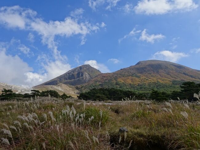 2019年秋、まだ行ったことのなかった鹿児島への旅行を計画。2泊3日で霧島(一瞬だけ宮崎県)~鹿児島~指宿と薩摩半島の鹿児島湾沿いを中心に回りました。<br />初鹿児島だったこともあり、いろいろな場所で今も噴煙をあげ続けている火山の迫力に驚きました。<br /><br />まずは1日目【霧島】観光の記録を書いていきたいと思います。