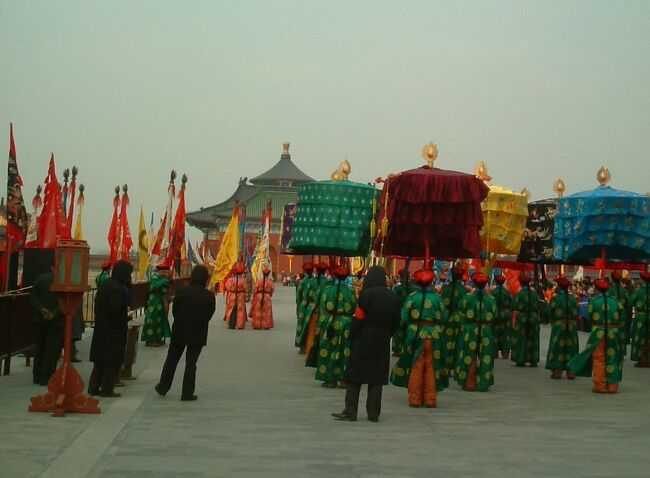 北京で土日を過ごすことになり、一人で天壇公園へ。地下鉄10号線「亮馬橋」から地下鉄5号線「天壇東門」へ行き歩いて天壇公園内を散策。北京市東城区に位置する史跡で、明朝から清朝にかけて、皇帝が天に対して祭祀（祭天）を行った宗教的な祭壇。天壇公園の広さは、273万平方mで東京ドーム58個分にもなるスケールです。1998年よりユネスコの世界遺産（文化遺産）に登録。<br />とにかく祈年殿を見たくて訪れました。